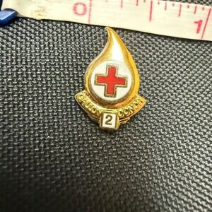 Vintage‎ RED CROSS DONOR Pin 2 GALLONS Gold Tone Blood Drop Lapel Hat Pin Button